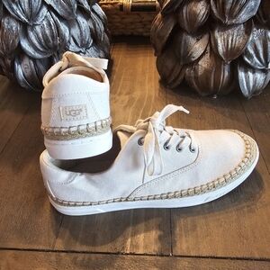 UGG Women's Cream Lace-up Flats, SIZE 9.5, NWOB